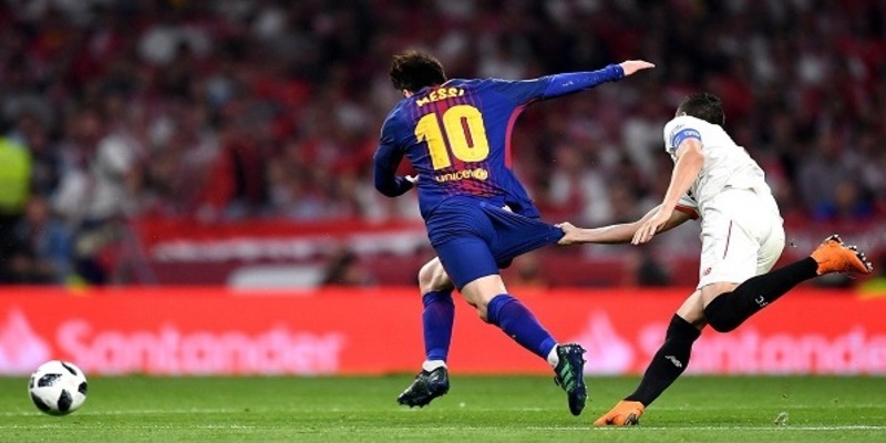 Hành vi kéo áo đối thủ sẽ bị cảnh cáo